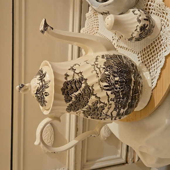 Royal Mail by Myott china coffeepot, gravy boat and salt and pepper shakers. - Picture 8 of 9